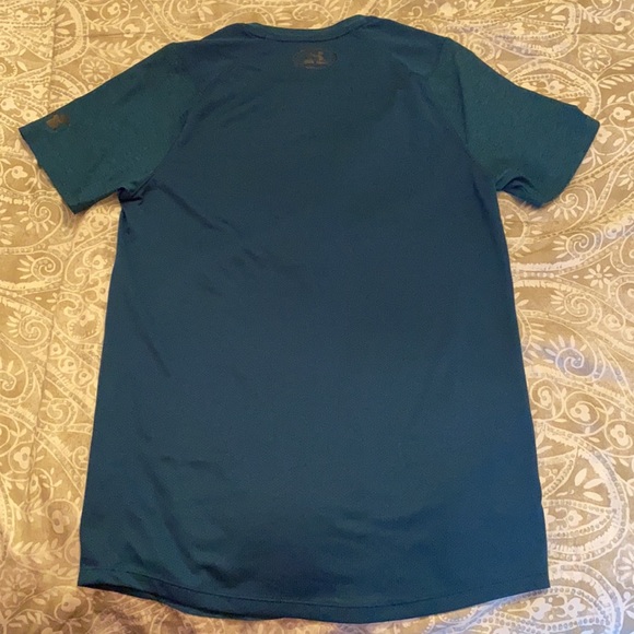 Like new! Under Amour athletic shirt, fitted - Picture 5 of 7